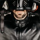 un homme enfilant un casque de moto