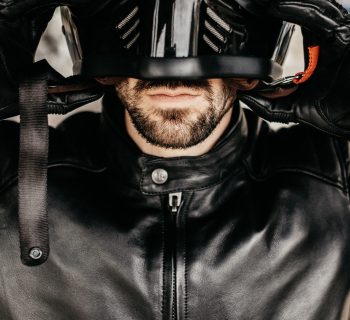 un homme enfilant un casque de moto