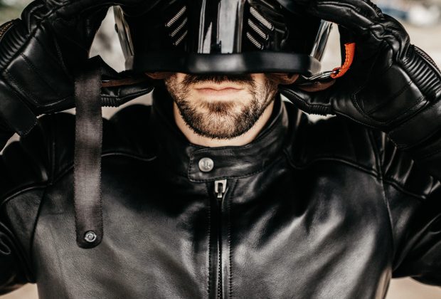 un homme enfilant un casque de moto