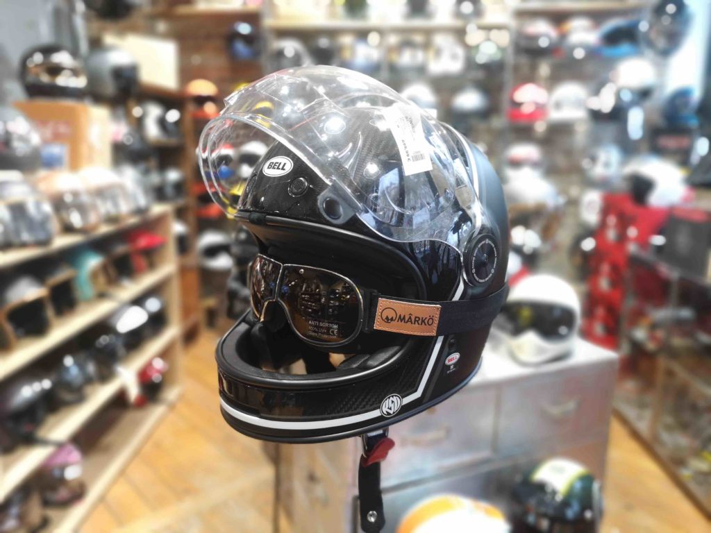 casque de moto exposé en magasin